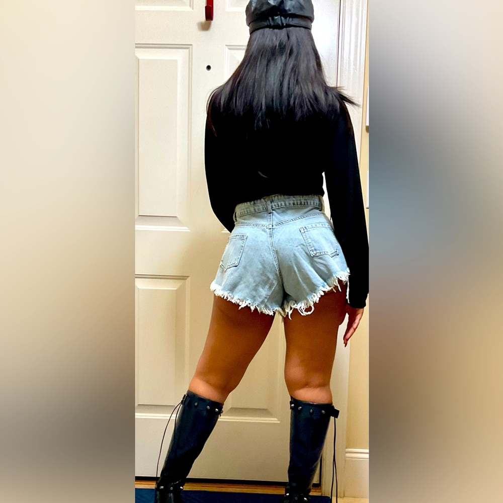 2025~High-waisted denim shorts